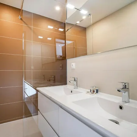 In-out, Heart Of Spacious Flat , Wifi A9 - Le Joker Apartman